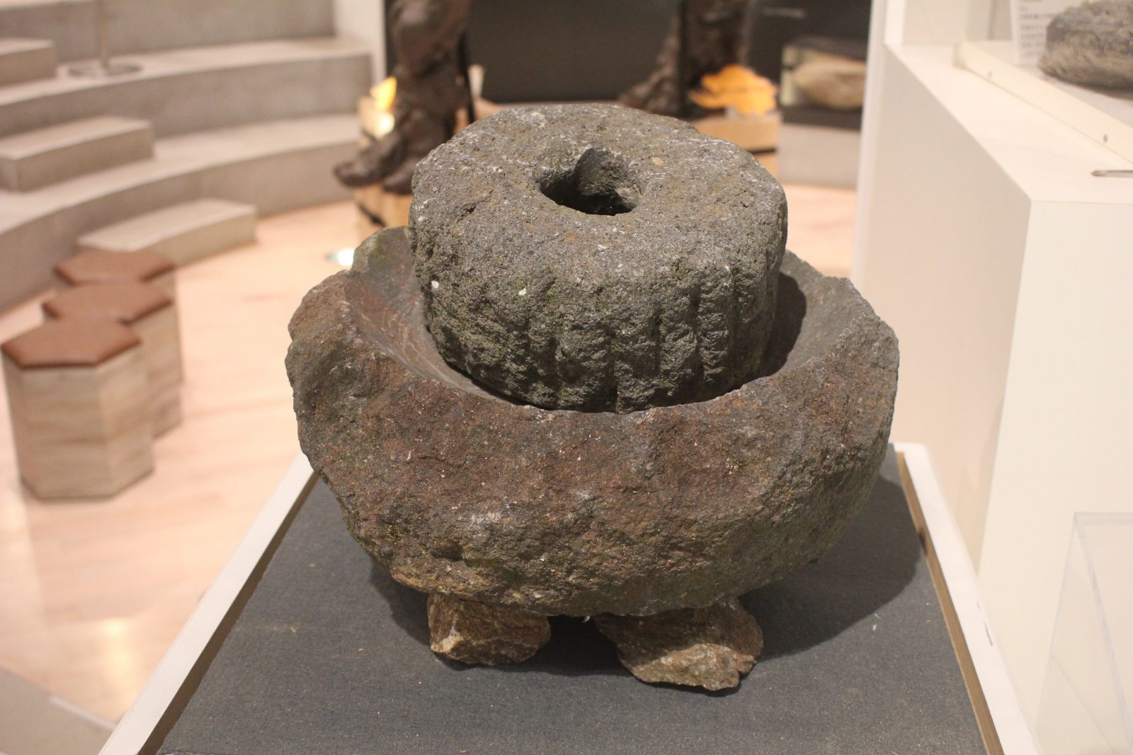 中瀬鉱山の「鉱山臼」が展示に加わりました | 玄武洞ミュージアム